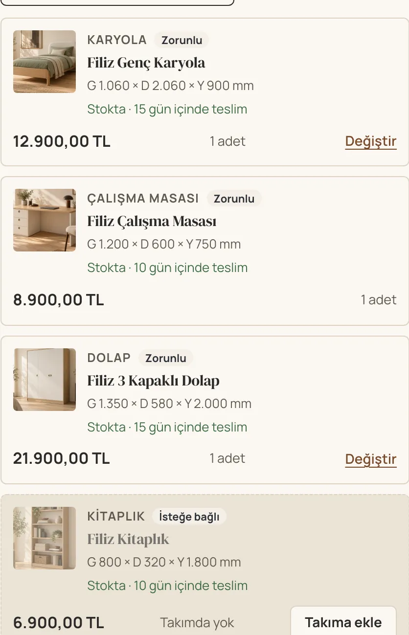 Mobilya demo mağazasında genç odası takımının "Takım içeriği" bloğu: her parça yerinde görsel, ölçü, stok ve teslim süresi, fiyat, adet ve "Değiştir"; isteğe bağlı kitaplık "Takıma ekle" ile bekliyor