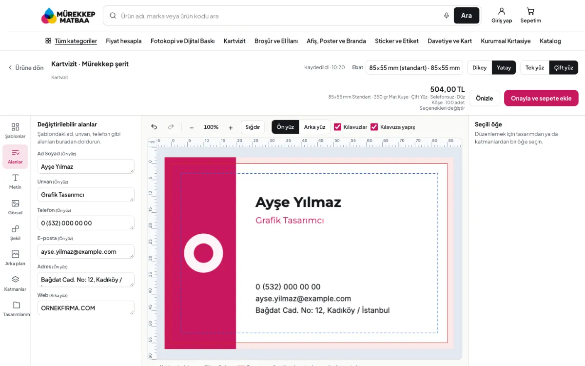 Matbaa demo mağazasında kartvizit editörü: hazır şablon uygulanmış, solda değiştirilebilir alanlar (ad soyad, unvan, telefon), ortada kesim ve güvenli alan çizgili tuval